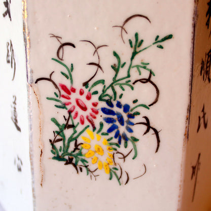 Tedåsen er dekoreret med skiftevis malet blomstermotiver