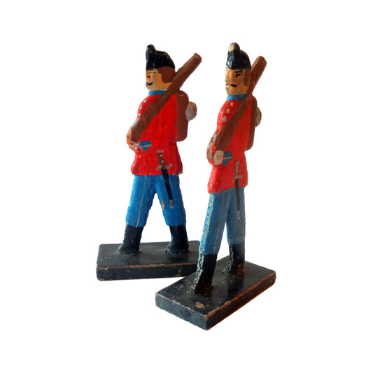 To legetøjsfigure af danske soldater med gevær og bayonet