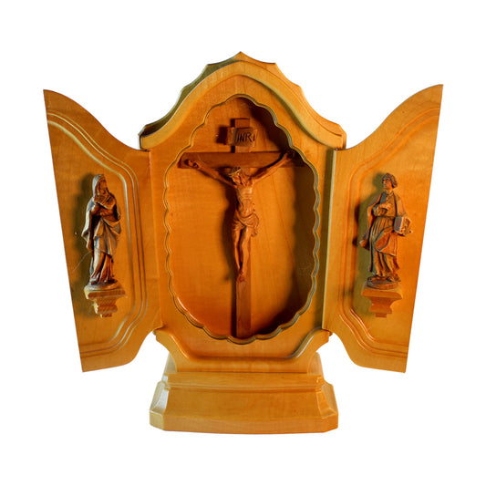 Triptykon af lystræsort indvendigt med krucifiks og Maria