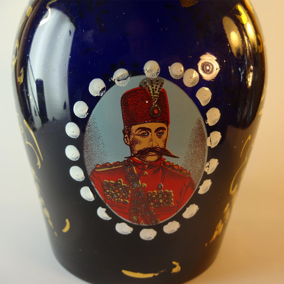 Karaffel af dyb blåt glas fra Rusland portræt af Shah