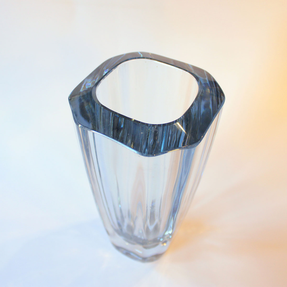 Vasen er i meget kraftig blæst glas formet med otte sider