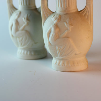 Et par små vaser støbt med romersk motiv af kvinde