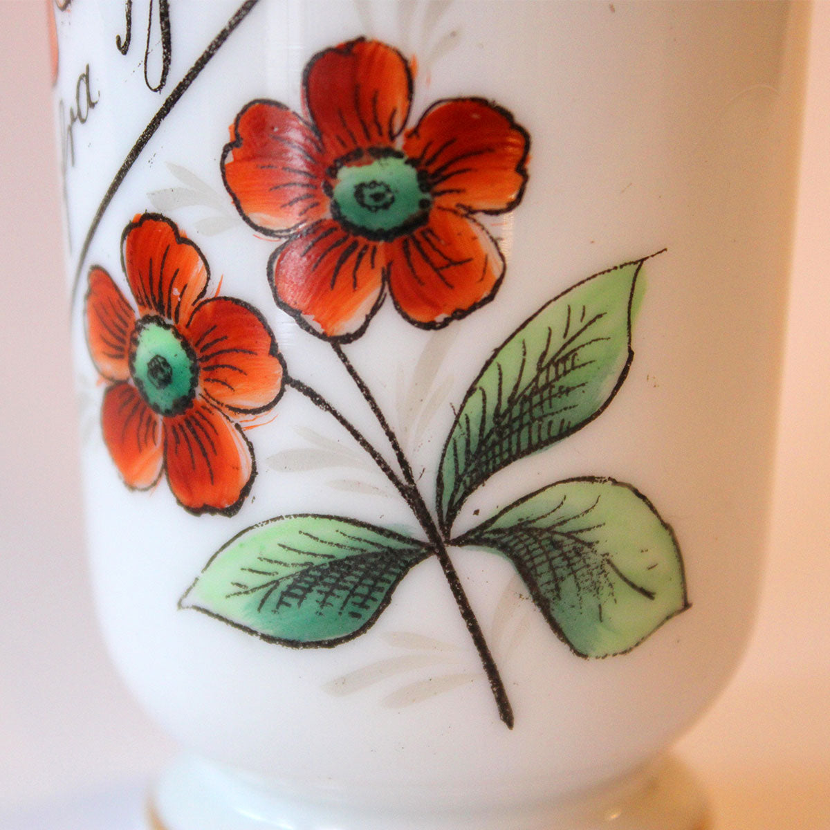 Lille vase med påmalet blomster samt hilsen fra Brenderup