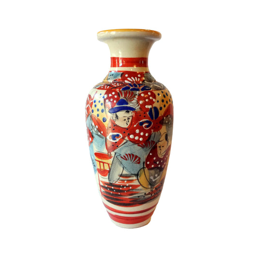 Japansk vase fremstillet med motiv af personer, og landskab