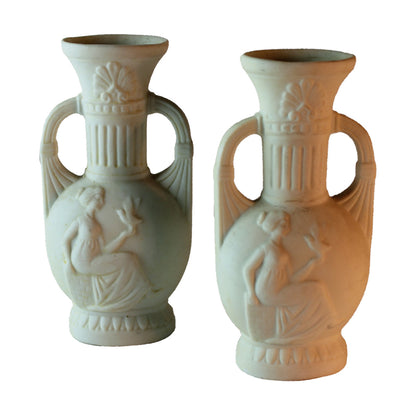 Et par små amforra formet vaser med motiv af kvinde